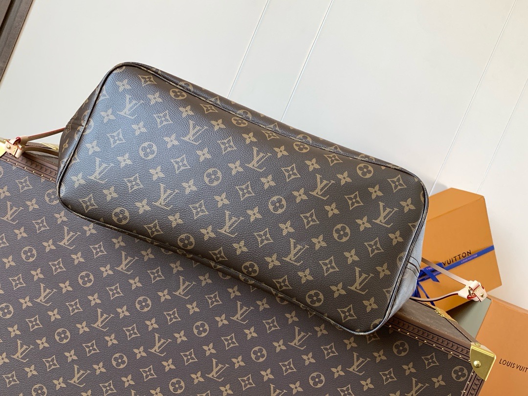 L.V Discover Louis Vuitton Slim Trunk M13147